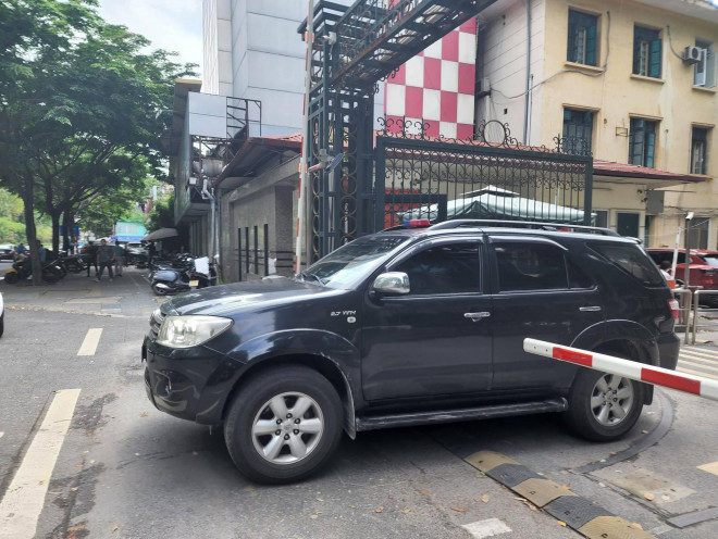 CLIP: Police in blue cars with priority lights appear at the headquarters of the Ministry of Health - 2