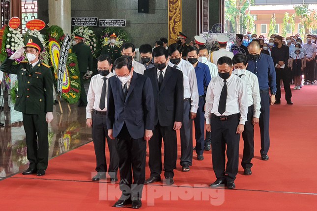 Đoàn Ban Bí thư Trung ương Đảng do ông Nguyễn Văn Nên, Ủy viên Bộ Chính trị, Bí thư Thành ủy TPHCM làm trưởng đoàn, vào viếng bà Ngô Thị Huệ.