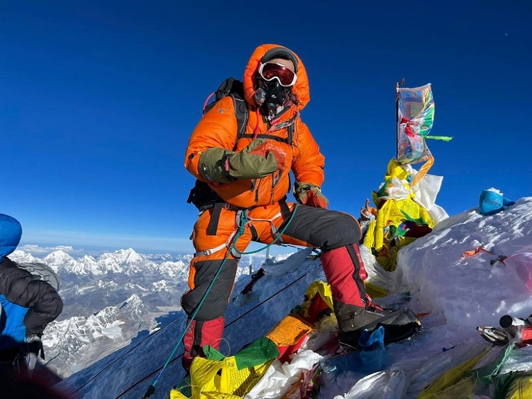 Chinh phục Everest là một trong những cung nguy hiểm và đắt đỏ nhất thế giới. Dẫu vậy, hằng năm vẫn có cả nghìn người sẵn sàng trả giá để ngắm khung cảnh đẹp hiếm nơi nào sánh được từ dãy Himalaya hùng vĩ.&nbsp;(Ảnh: Thanh Nhien Phan)