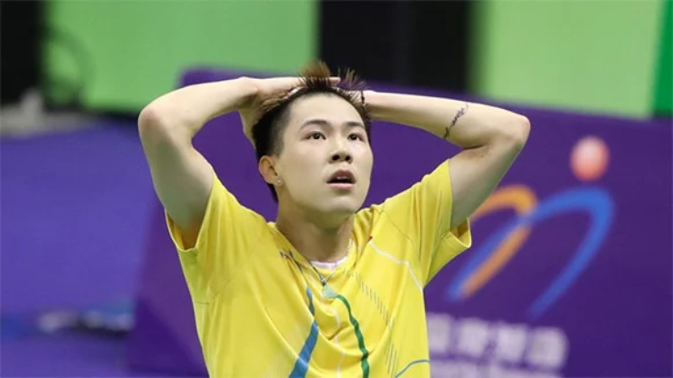 Lee Cheuk Yiu đập mạnh tới nỗi thủng cả vợt