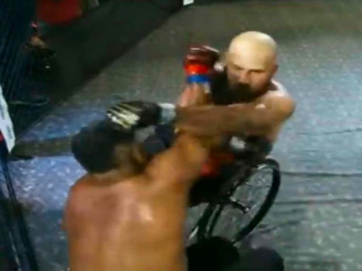 Giải võ MMA gây tranh cãi: Khốc liệt võ sỹ đánh nhau trên xe lăn
