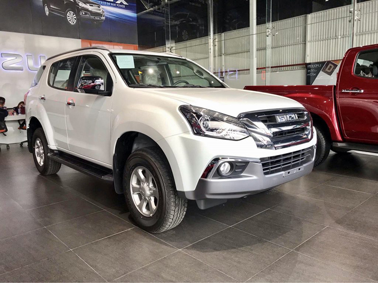 Isuzu mu-X deeply discounted at agents, lowest 760 VND - 1
