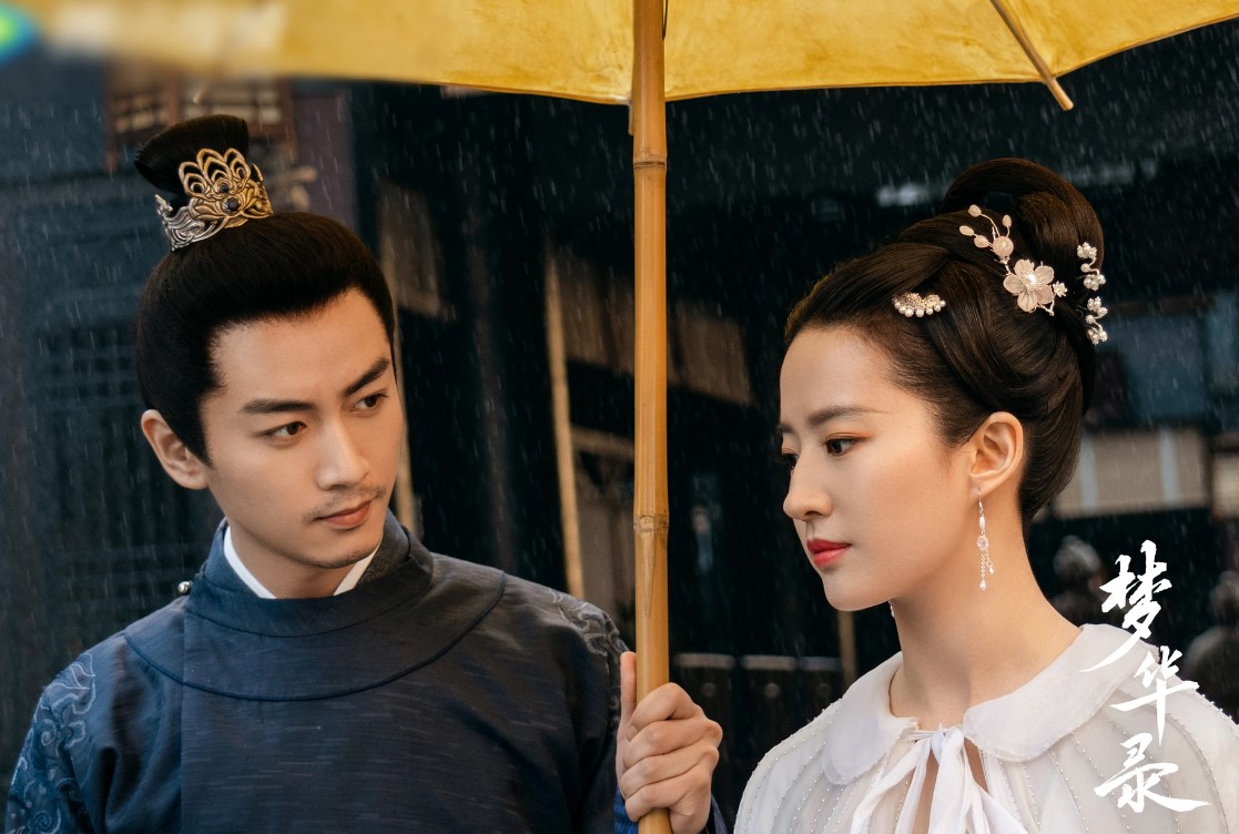 The ambiguous relationship between Liu Yifei and the billionaire's adoptive father was suddenly 'digged' and '34;  - first