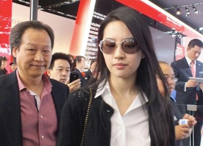 The ambiguous relationship between Liu Yifei and the billionaire's adoptive father was suddenly 'digged' and '34;  - 3