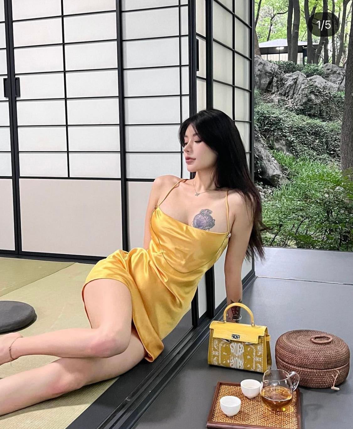Hot girl MXH Trung Quốc diện váy "phòng the" đi uống trà, khoe khéo đường cong nữ tính.