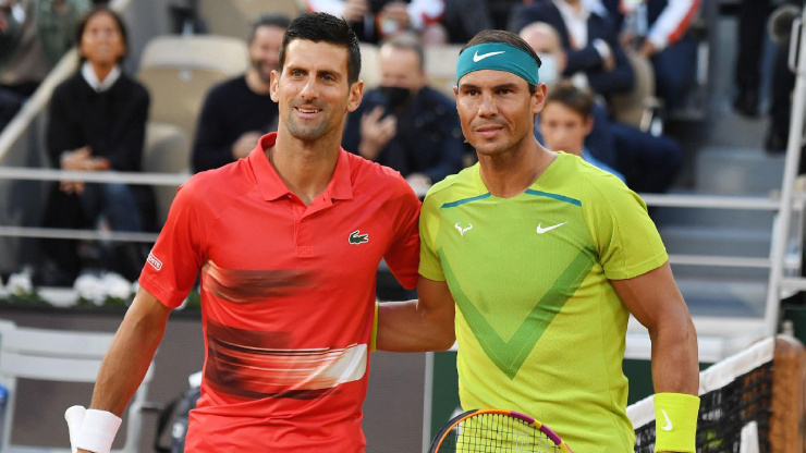 Nadal (bên phải) không bận tâm nếu như Djokovic (trái) giành nhiều Grand Slam hơn, bởi anh đã quá hạnh phúc với những gì đã làm được