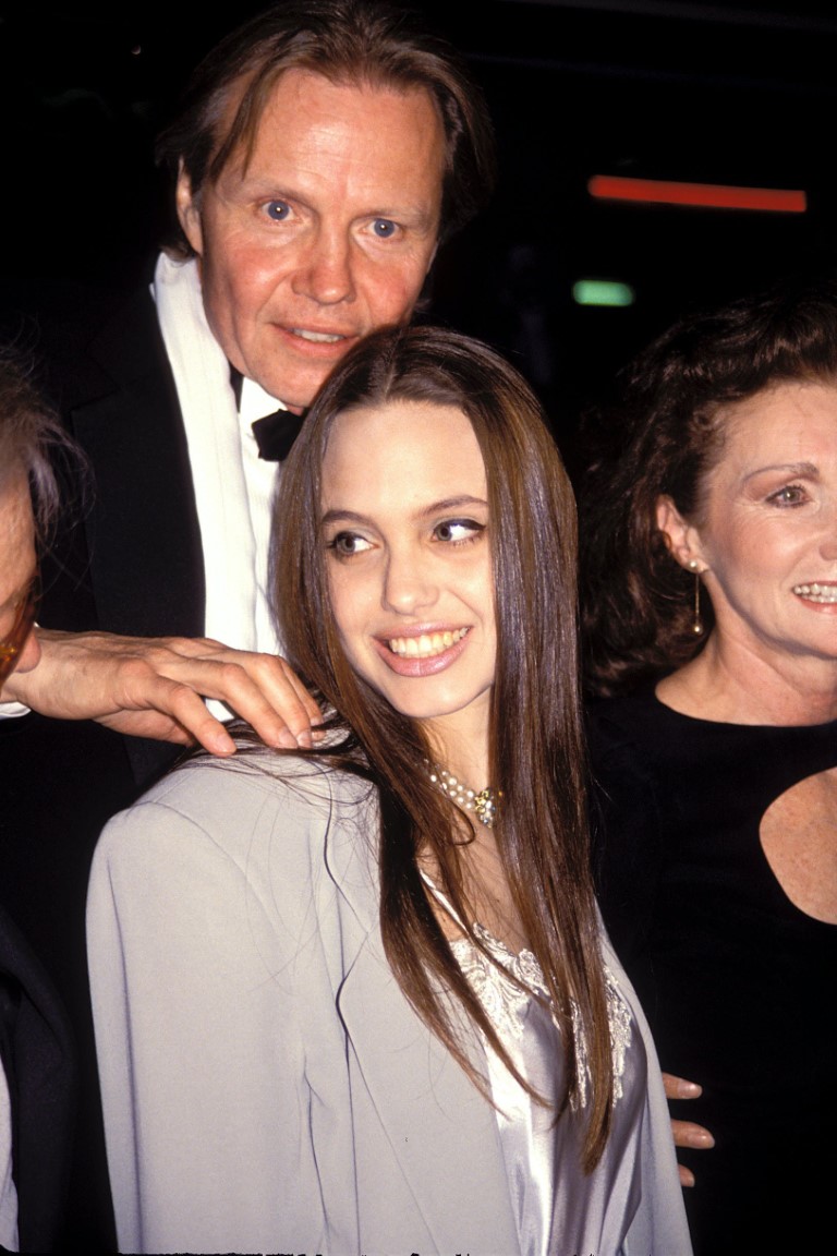 Angelina Jolie's impressive fashion style in the 90s - 3