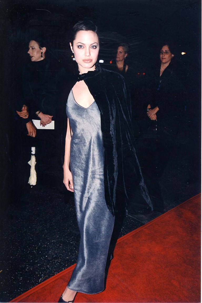 Angelina Jolie's impressive fashion style in the 90s - 6