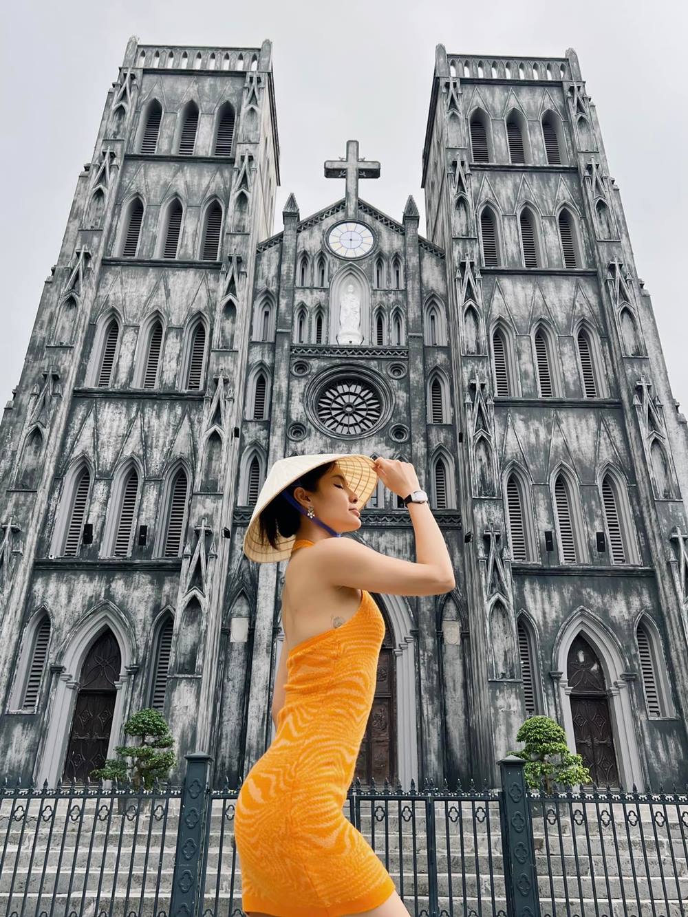 Being booed for wearing a dress showing off her back in front of the Cathedral, Phuong Trinh had to speak out - 1