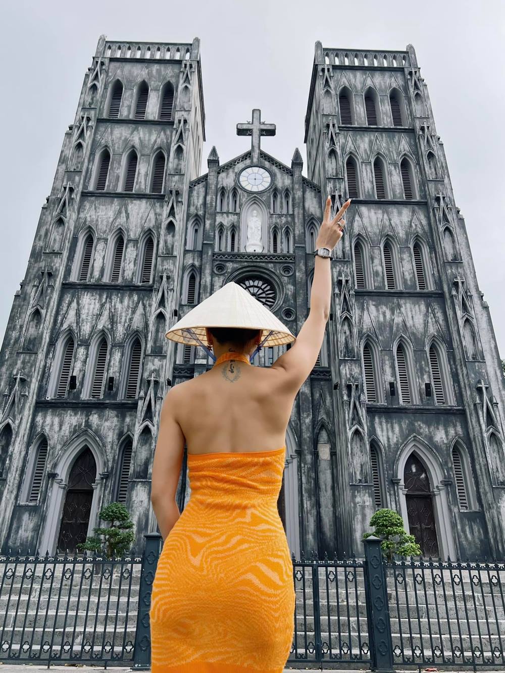 Being booed for wearing a dress showing off her back in front of the Cathedral, Phuong Trinh had to speak out - 3