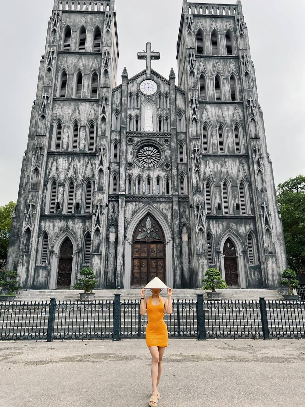 Being booed for wearing a dress showing off her back in front of the Cathedral, Phuong Trinh had to speak out - 4