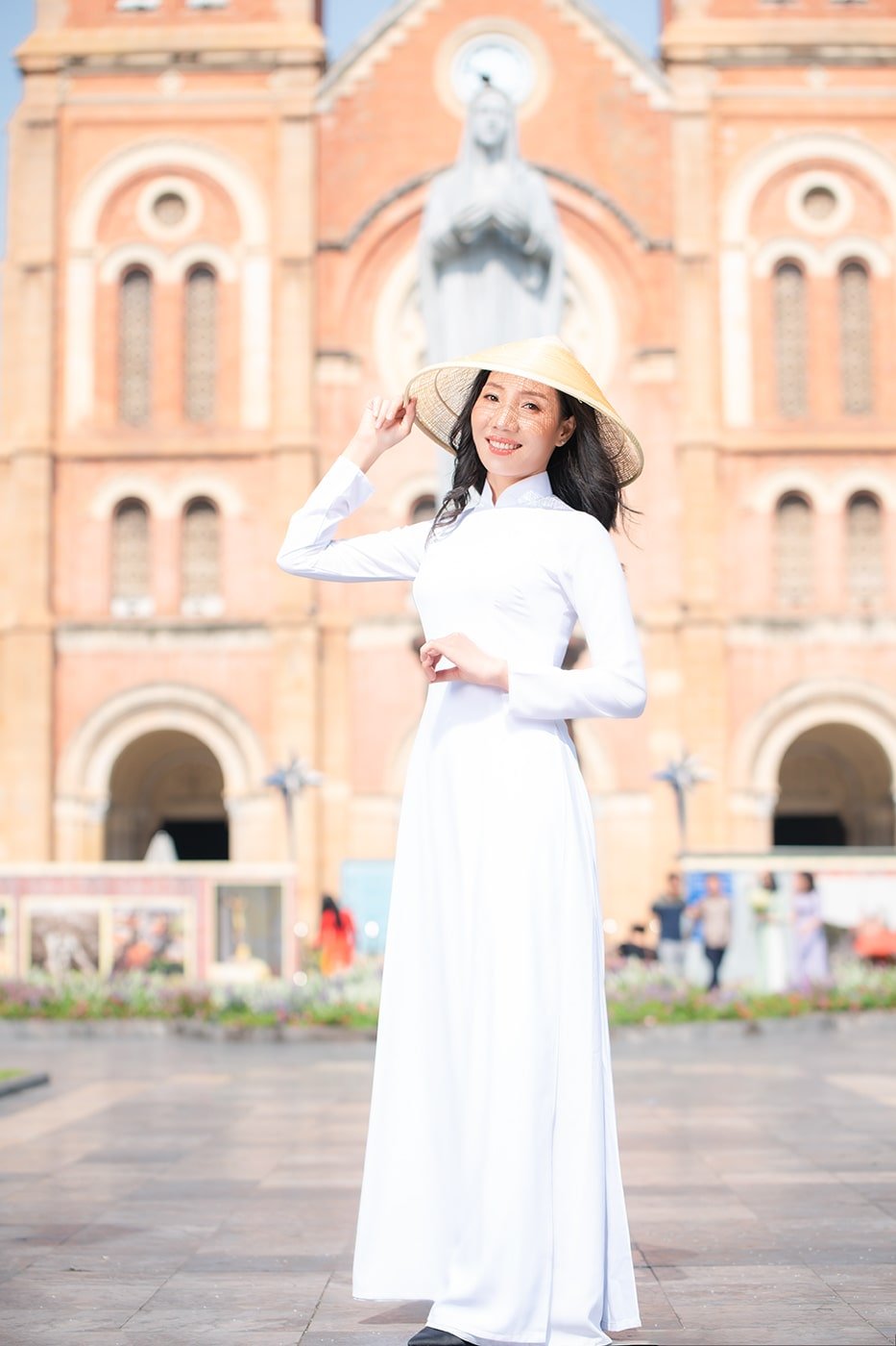 Being booed for wearing a skirt showing off her back in front of the Cathedral, Phuong Trinh had to speak out - 9