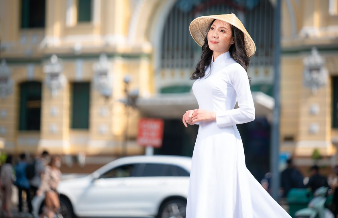 Being booed for wearing a skirt showing off her back in front of the Cathedral, Phuong Trinh had to speak out - 8