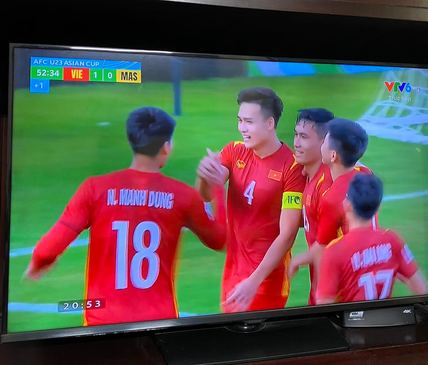 Bùi Hoàng Việt Anh và Nhâm Mạnh Dũng giúp U23 Việt Nam vươn lên 2-0