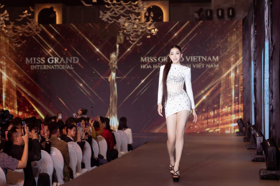 Á hậu Phương Nga trình diễn lại màn hô tên Việt Nam và catwalk trên sân khấu trong tiếng hò reo của fan. Cô lọt top 10 Miss Grand 2018.