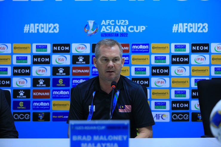 HLV Brad Maloney (U23 Malaysia) chúc mừng U23 Việt Nam vào tứ kết nhưng vẫn khá cay cú tấm thẻ đỏ mà cậu học trò&nbsp;Hairiey Hakim phải nhận cuối hiệp 1