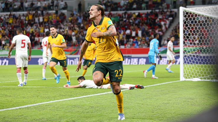 Australia (áo vàng) giành tấm vé vào play-off cuối cùng World Cup 2022