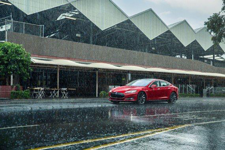 Độc đáo chức năng tự lên kính khi trời mưa của xe Tesla - 1