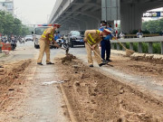 Tin tức trong ngày - Bùn đất phủ kín lối vào cao tốc xuyên Hà Nội, CSGT và TTGT dọn dẹp toát mồ hôi