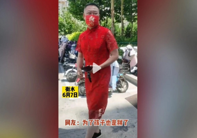 Chinese father wears cheongsam to get lucky for his son to go to university - 3