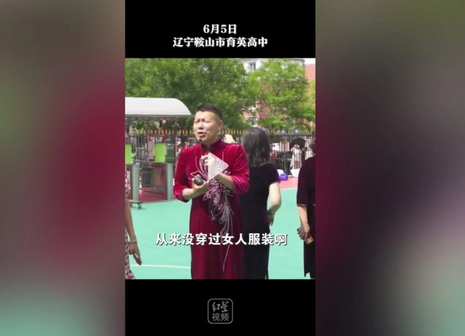 Chinese father wears cheongsam to get lucky for his son to go to university - 5