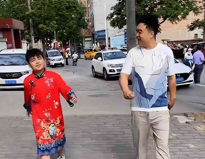 Chinese father wears cheongsam to get lucky for his son to go to college - 4