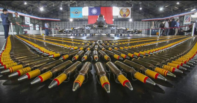 Đạn dược được sắp xếp trước chiến đấu cơ F-16V do Mỹ sản xuất được trưng bày ở Đài Loan hồi tháng 1-2020. Ảnh: AP