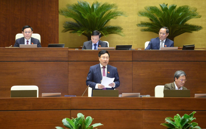 Phó Thủ tướng Thường trực Phạm Bình Minh làm rõ một số vấn đề đại biểu Quốc hội nêu - Ảnh: Quochoi.vn