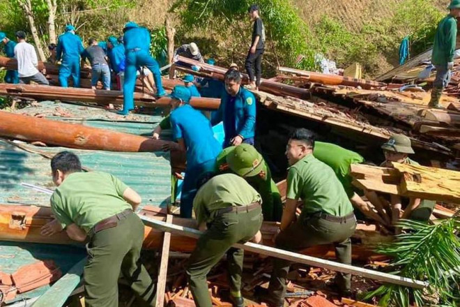 Đến chiều nay ngôi nhà bị đổ sập và những hộ dân sống gần đó được lực lượng di chuyển đến nơi an toàn trước khi dựng lại. Ảnh: CTV