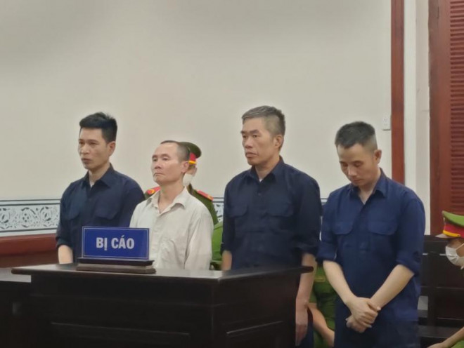 Hai bị cáo Minh, Dũng (trái qua) bị tuyên án tử hình.
