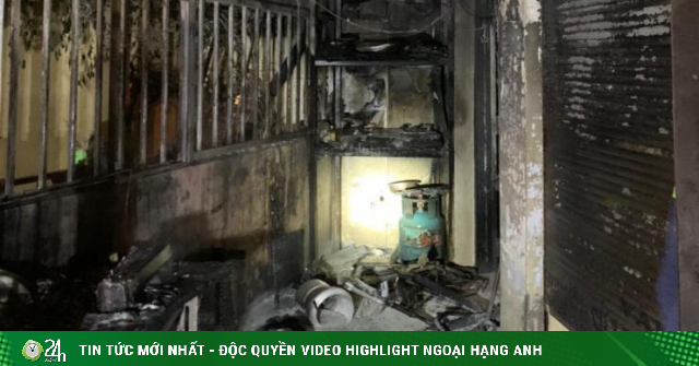 Police broke two layers of doors to save 5 people in a burning house in Hanoi