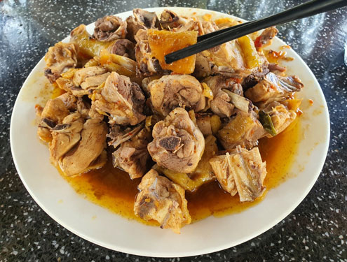 Món gà kho mắm thơm giờ đây đã trở thành đặc sản để người Phú Yên thết đãi khách