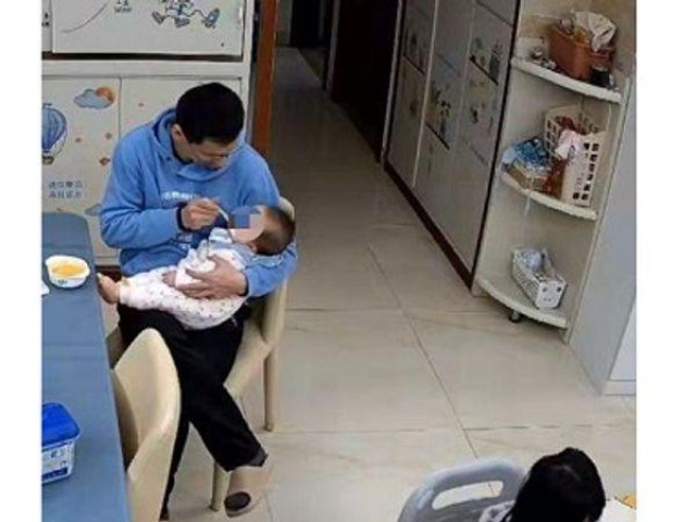 Ông bố mẫu mực gây ”sốt” với bài học dạy con làm lao công