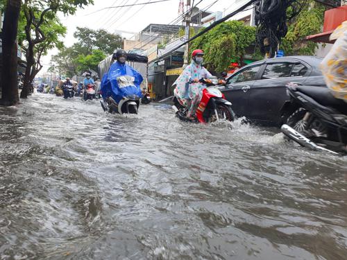 Đường Nguyễn Văn Quá ngập sau cơn mưa lớn - Ảnh: QUỐC ANH