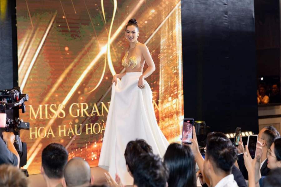 "Miss Muoi"  stuns with a shirt worn like nothing before thousands of people are still praised - 3
