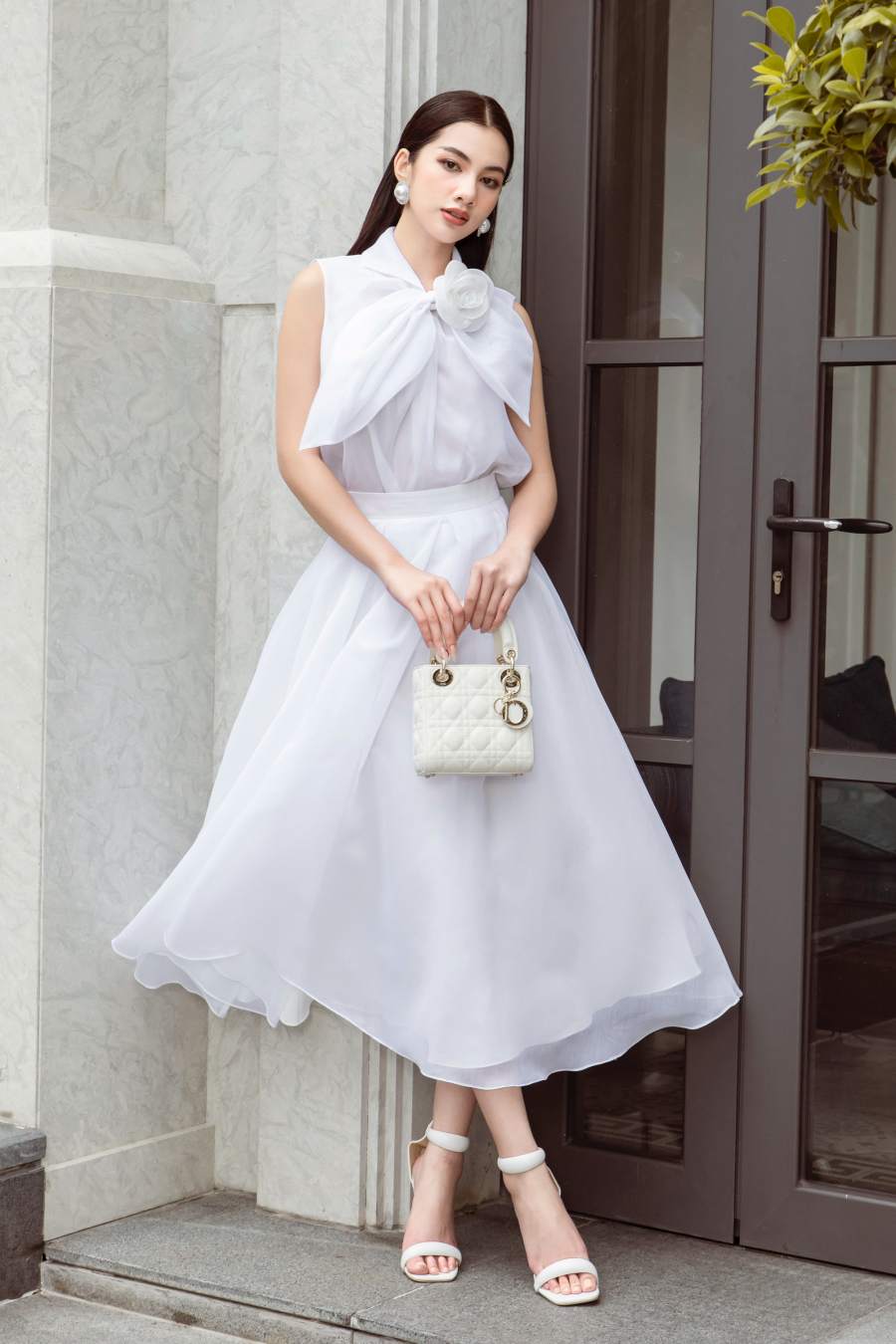 Fill the summer wardrobe with the elegant white color of designer Do Manh Cuong - 3