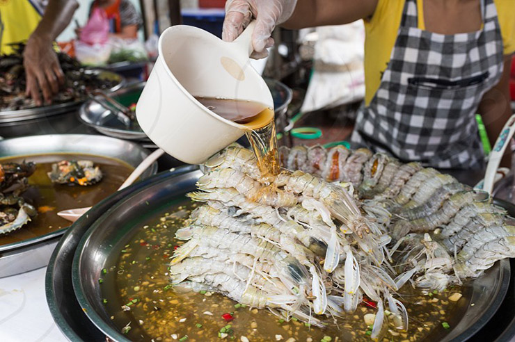 11. Gong Chae Nam Pla (Tôm bọ ngựa sống)

Món ăn này khiến cho du khách phương Tây phải “khóc thét”, nó rất đáng sợ. Nếu có ý định ăn món này, bạn nên cẩn thận nếu không muốn bị lớp vỏ nhọn của nó đâm vào miệng.
