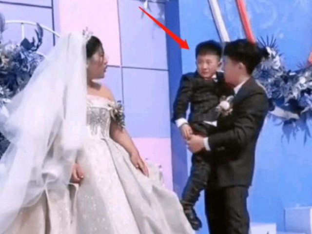 Cậu bé nước mắt lưng tròng trong đám cưới của anh trai khi phát hiện danh tính của cô dâu
