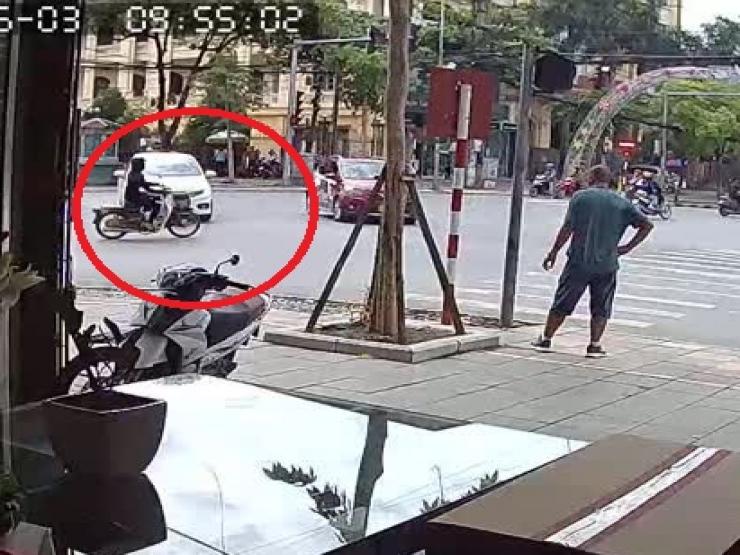 Clip: Vội vài giây, nữ “ninja” bị ô tô tông văng cả người lẫn xe
