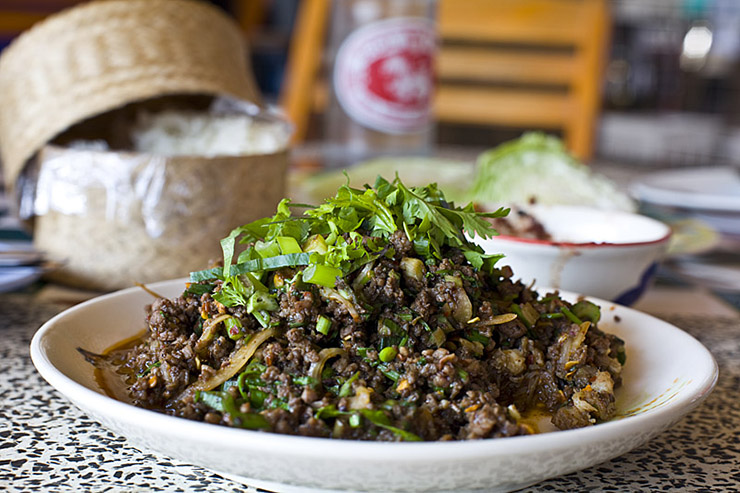 4. Larb Mote Daeng (Trứng kiến ​​đỏ)

Mặc dù nguyên liệu của món ăn này có thể khiến bạn sợ hãi nhưng hương vị của nó ngon hơn vẻ bề ngoài.
