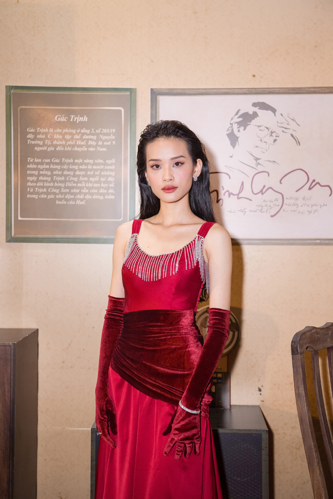 "Khanh Ly"  Bui Lan Huong sang Trinh's music when the movie was released 50 billion - 7