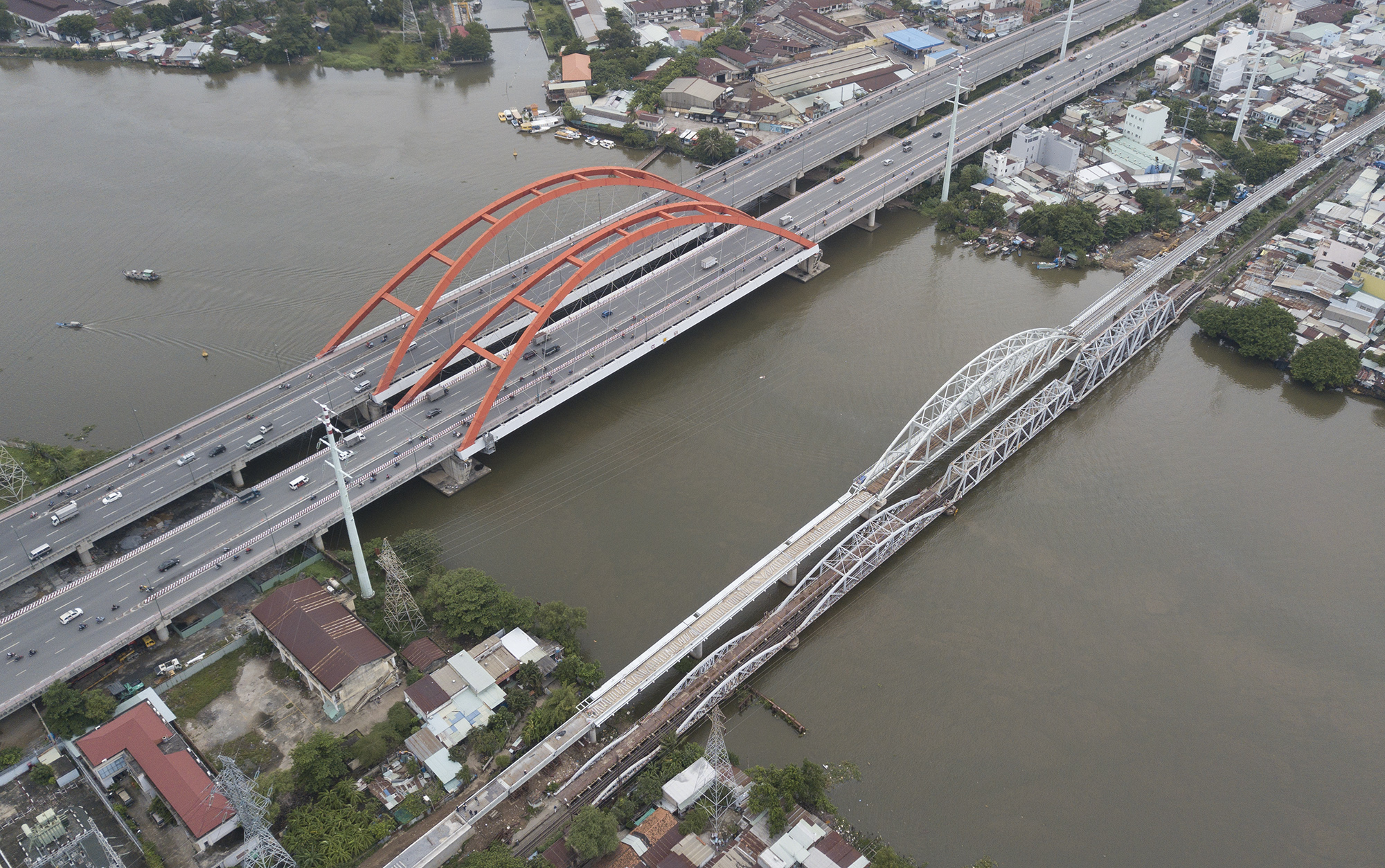 Cầu sắt Bình Lợi – cây cầu đầu tiên vượt sông Sài Gòn, nối quận Bình Thạnh và Thủ Đức (TP.HCM) được xây dựng từ những năm đầu 1900 và đưa vào sử dụng từ năm 1902. Cầu tuổi đời cả thế kỷ, xuống cấp và có tĩnh không thấp chỉ 1,8m, gây cản trở giao thông thuỷ.