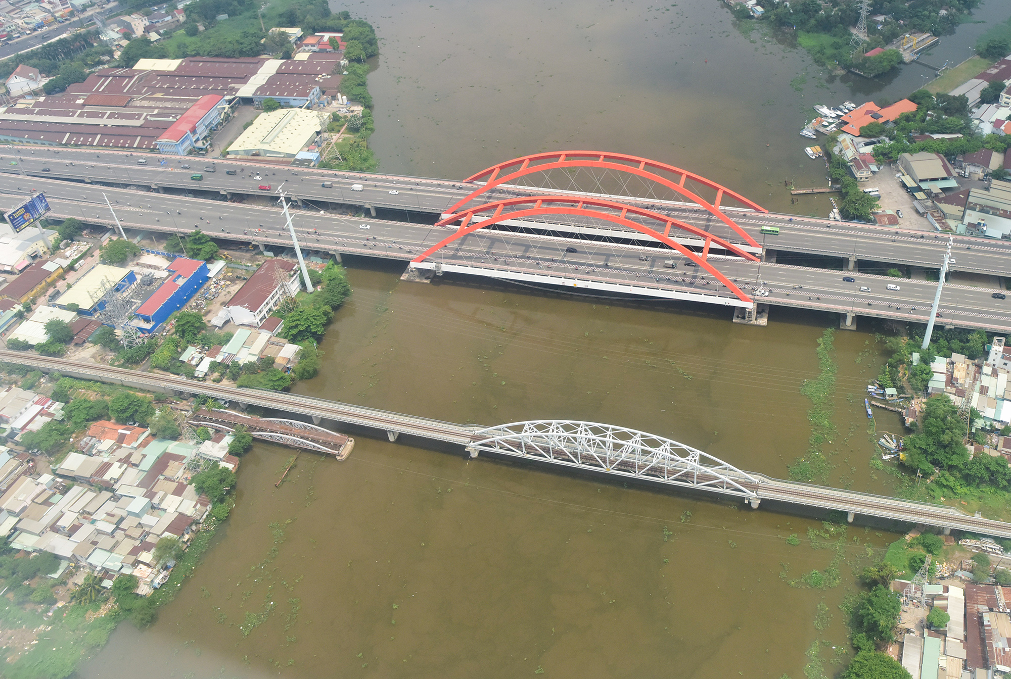 Hai nhịp cầu Bình Lợi cũ 120 năm tuổi nằm phía bờ sông địa phận TP Thủ Đức, bên cạnh là cầu sắt mới và cầu Bình Lợi trên tuyến đường Phạm Văn Đồng. Theo Sở Văn hoá và Thể thao, cầu đường sắt Bình Lợi có giá trị lịch sử, văn hoá gắn với quá trình hình thành, phát triển của lịch sử Sài Gòn - TP.HCM và của ngành đường sắt Việt Nam và có đủ tiêu chí để xếp hạng di tích theo quy định.