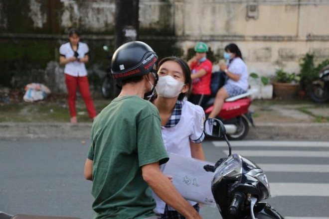 Người cha hôn con gái trước khi vào phòng thi.