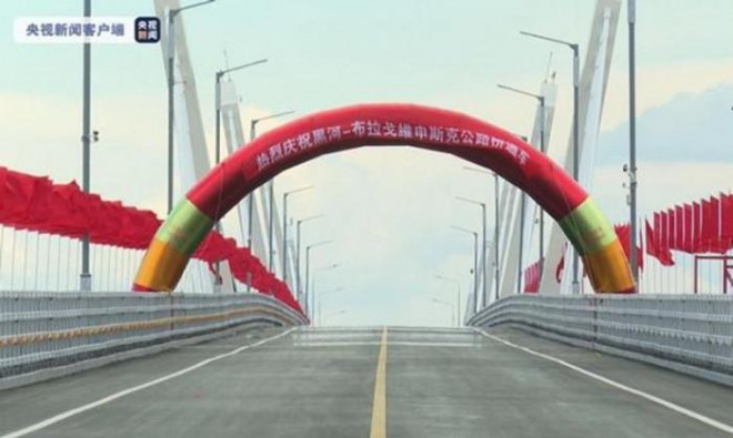 Ảnh chụp khánh thành cầu cao tốc nối Nga- Trung Quốc tại phần cầu thuộc địa phận Trung Quốc. Ảnh - CCTV