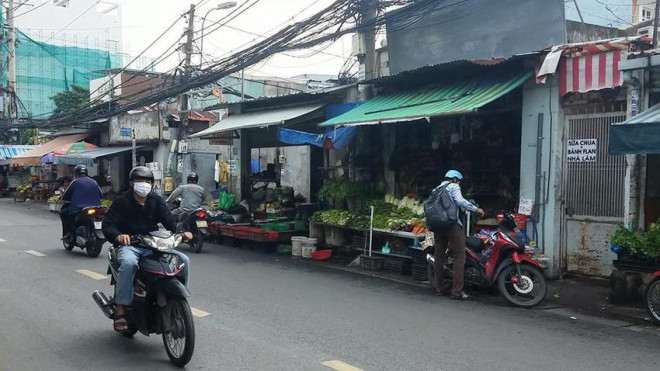 Chị N cho biết vừa ghé vào tiệm rau củ mua đồ chừng 30 giây thì bị mất tài sản. Ảnh: HT