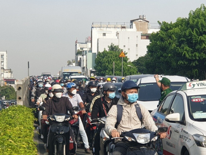 Giao thông ra vào cửa ngõ sân bay Tân Sơn Nhất ùn ứ kéo dài.