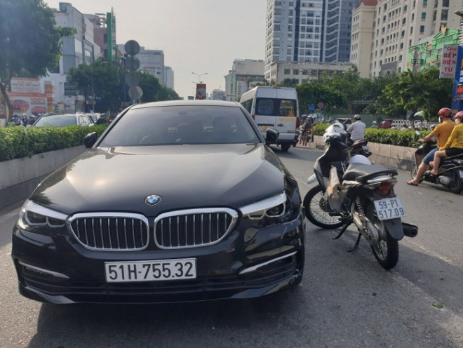 Hiện trường vụ va chạm giữa ô tô BMW và xe máy khiến cô gái bị thương.