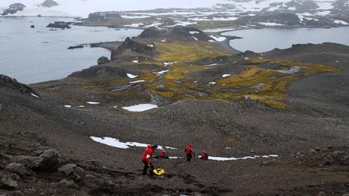 Một nhóm khoa học gia đang làm việc tại Nam Cực, một lục địa băng đang tan chảy Ảnh: REUTERS