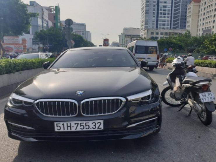 Cô gái đi xe máy va chạm với ô tô BMW, cửa ngõ Tân Sơn Nhất ùn ứ kéo dài